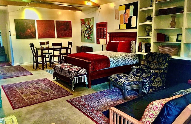 Sallie's BEST Guesthouse: GREAT NEIGHBORHOOD, comfortable, convenient, beautiful