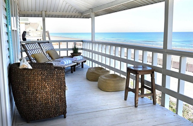 Salt Air Cottage: Beachfront Charming & Luxe home!