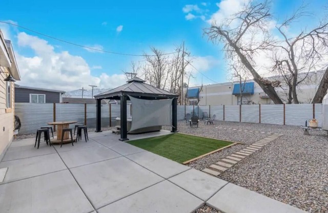 Salt Lake Sanctuary -Hot Tub- Firepit- Gated Parking+ One Car Garage