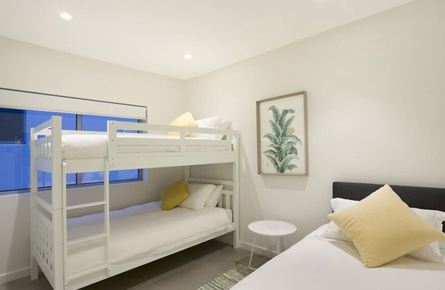 SALT - LUXURY - HEATED POOL - SLEEP 8, 200m Beach, Ocean Views