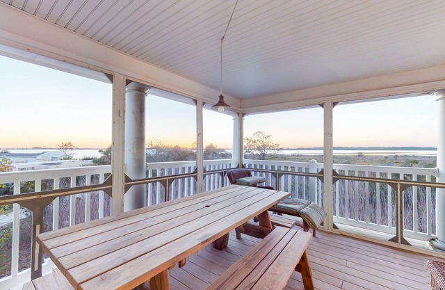 Salt Meadows bayfront townhome w/elevator, gas grill & shared pool/pier