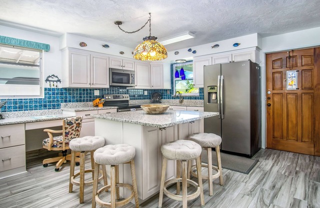 Salt & Seaglass - With XL Porch, Waterfront, Dock, Pool Club. August now Open!