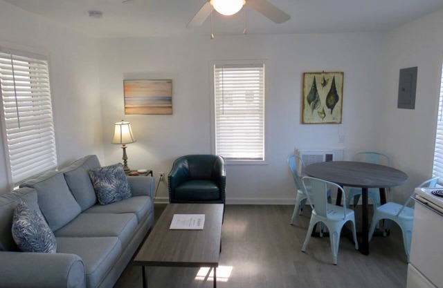 Saltaire Cottages 6: 2BR Steps to Private Beach Access Screen Porch Pool