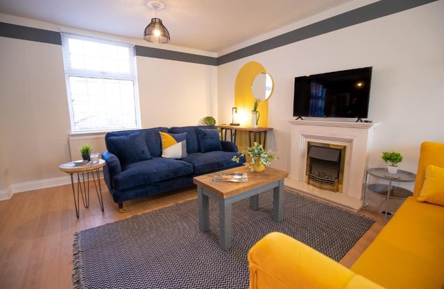 Saltbox Properties- LARGE! 3 bed, 3 bath house, parking, fast wifi, town centre location! sleeps 6