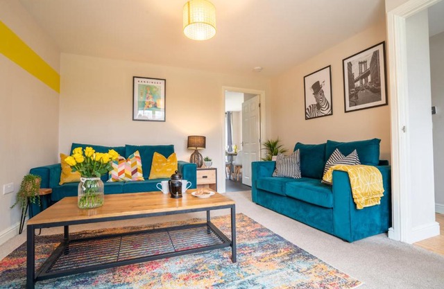 Saltbox Stays - 3 Bed with off-street parking, fast Wifi, sleeps 7, Central location