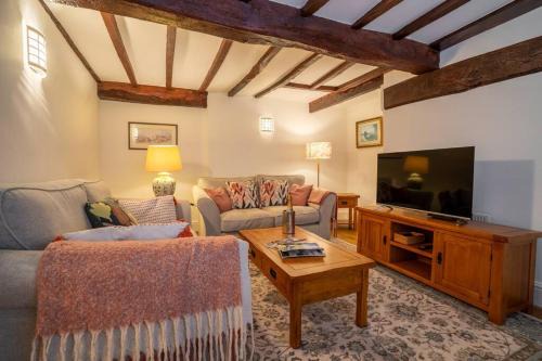 Saltbox Stays- Central, 3 bed, 2 bath,fast wifi, sleeps 6