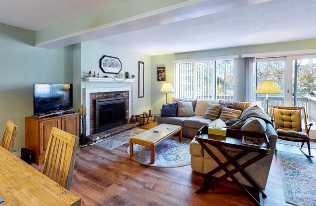 Saltbox townhome with views, fireplace & deck - near Quechee Club, golf & ski