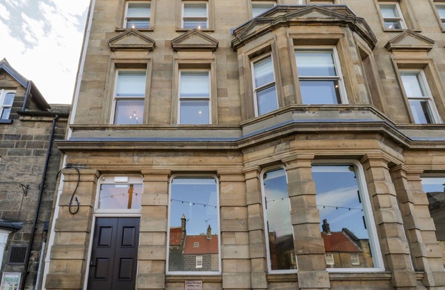 SALTERN SUITE, romantic, character holiday cottage in Loftus