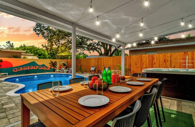 Salty Flamingo - Heated Pool - Close to beaches - Hot Tub - Golf - Fire Pit