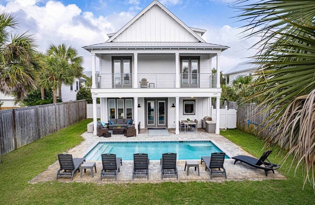 Salty Stingray - Crystal Beach, Heated Private Pool, Walk to Beach!