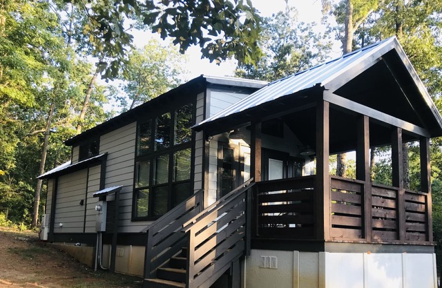 Samana - A Smart & Tiny Lakeside Retreat (Hot Tub Option)