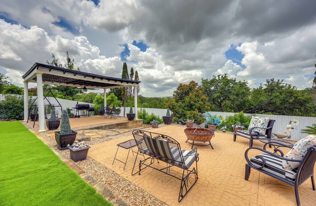 San Antonio Home - Outdoor Oasis & Greenbelt Views