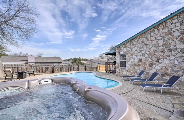 San Antonio Retreat w/Pool, Close to SeaWorld!