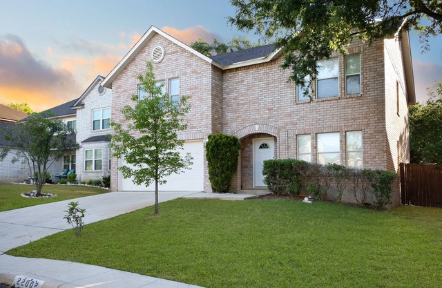 San Antonio’s #1 Group Stay! 16 Guests. Hot Tub + Pool + Games+ Fire Pit Lounge