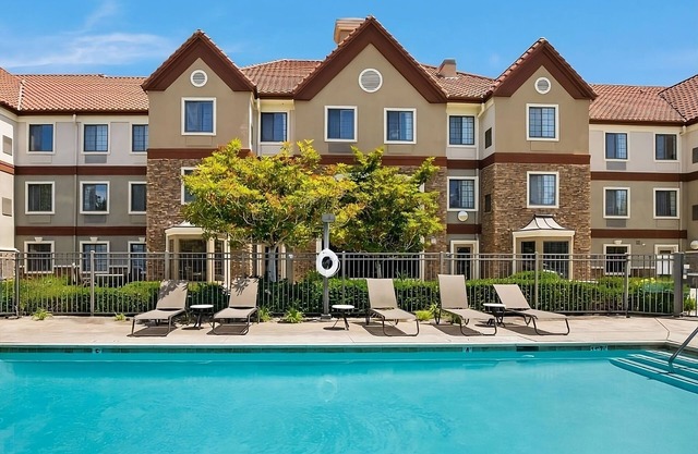 San Diego Getaway: Spacious Suites w/Pool, Breakfast Buffet & Parking Included!
