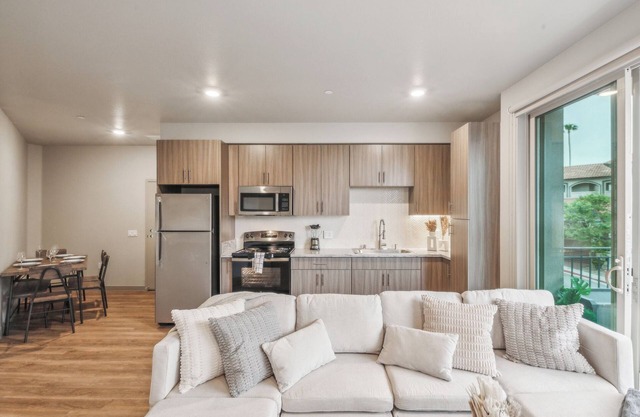San Diego Stunner! Spacious 3-Bedroom, 2-Bath apartment in delightful with, AC.