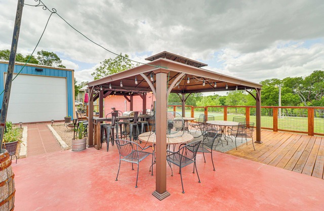 San Marcos River Hideaway w/Game Room + Fire Pit