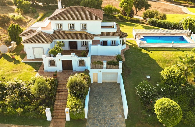 San Roque Club Luxury 4-bed Villa with Swimming Pool
