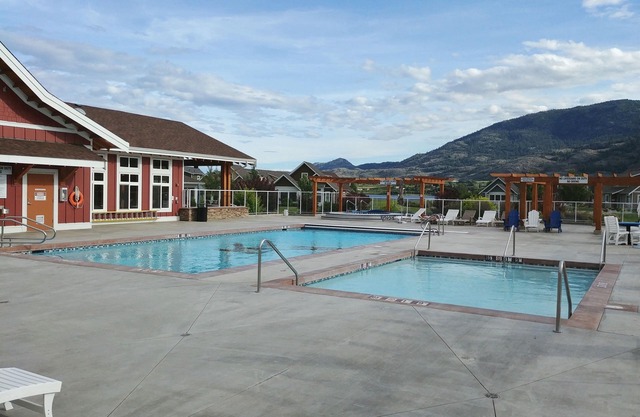 Sandcastle Cottage on Osoyoos Lake - Prime location, family friendly vaycay.