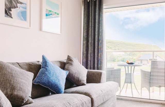 Sandcastles 11 Europa Court - Apartment close to Mawgan Porth beach, communal heated swimming pool
