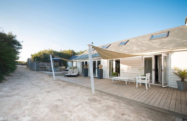 Sandcrest Cottage - Three Bedroom Villa, Sleeps 6
