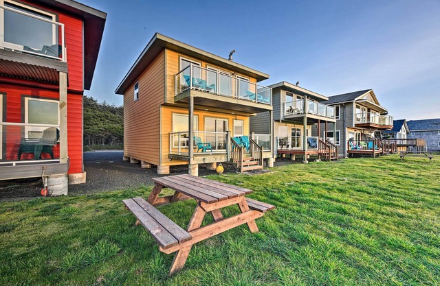 Sanderling Sea Cottages, Unit 9 with Ocean Views!