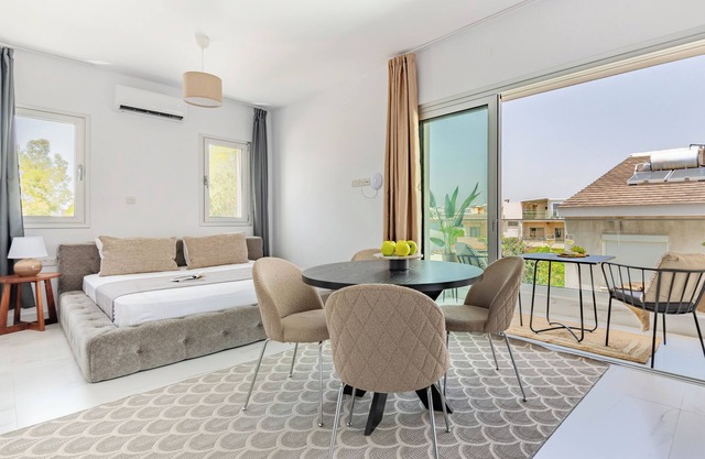 Sanders Cruise - Elegant Studio Apt with Balcony