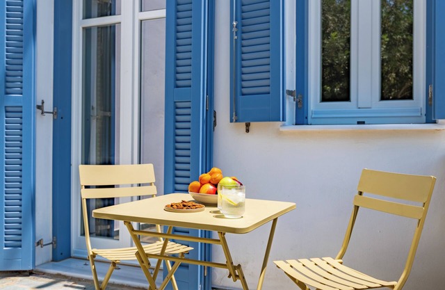 Sanders Paros Gardens - Prime 1-Bdr Apt w Patio