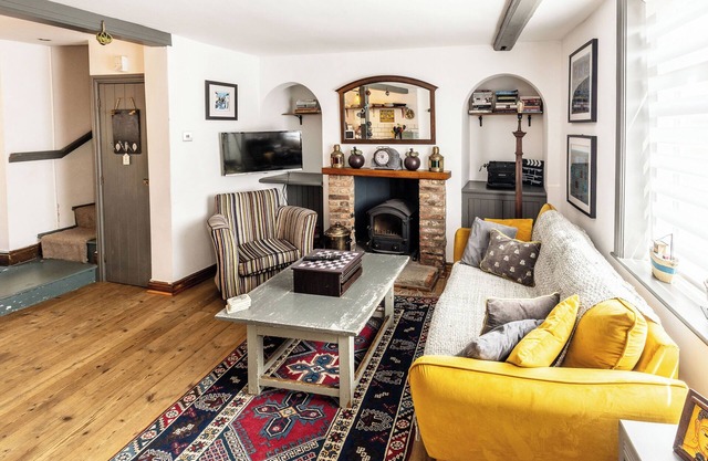Sandgate Cottage - A charming 18th century mid terrace retreat.