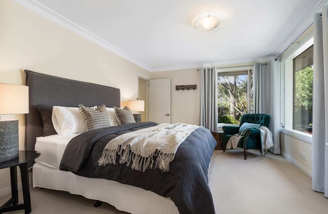Sandhurst - Stunning Retreat - Pool & Tennis Court