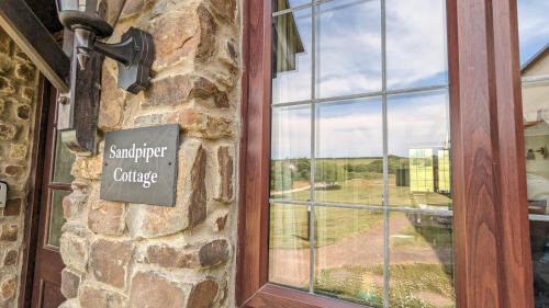 Sandpiper Cottage: cosy home near the beach