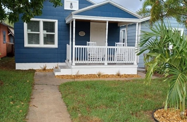Sandpiper Cottage Newly renovated home in Lake Worth Beach Historical District.