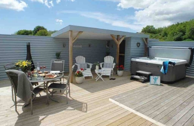 SandPipers Luxury lodge with 2 ensuites a private Hot Tub & Sauna & BBQ terrace