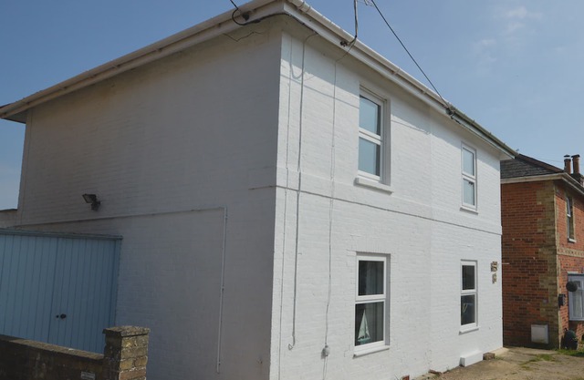 Sands Cottage - a cottage that sleeps 4 guests in 2 bedrooms