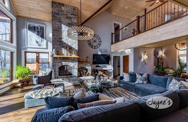 Sandy Beach! Gorgeous new Build! 5 bed 5 bath cottage on Drag Lake!