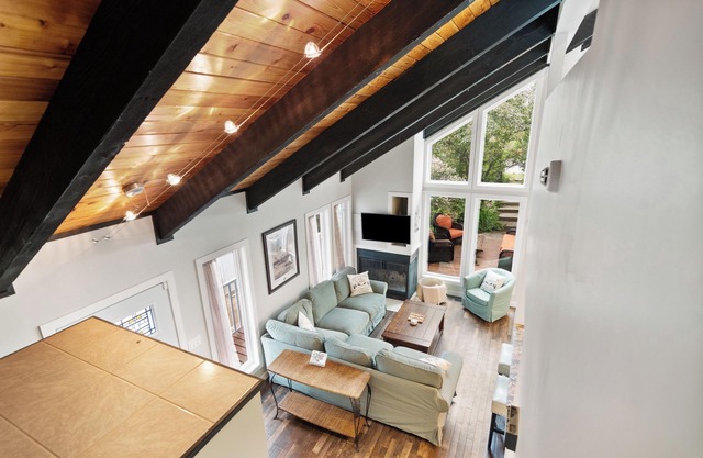 Sandy Beach Hideaway. Cozy and Bright. Entire house steps from the Sandy Beach!