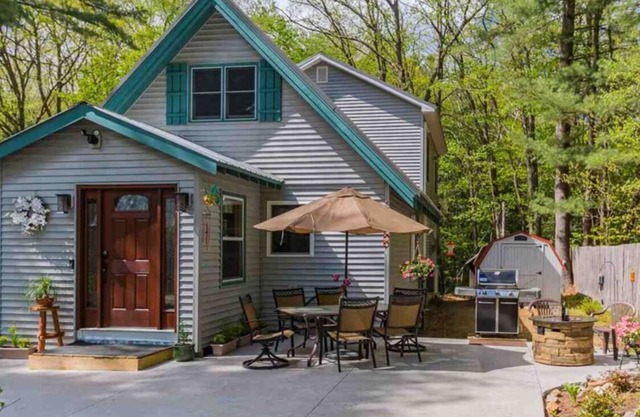 Sandy Beach! Hot Tub! Luxury Lake House on Great Sacandaga Lake!