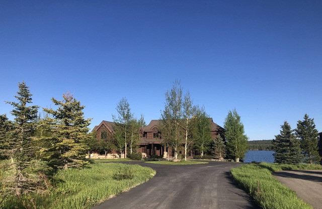 Sandy Beach Lodge* Waterfront Home, Wifi, Fire Pit, Bbq Grill, Boat Dock