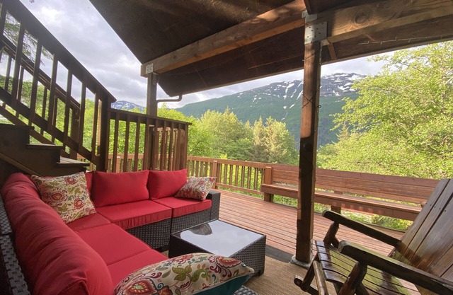Sandy Beach Sunrise Studio- Just steps from Sandy Beach & Treadwell trail!