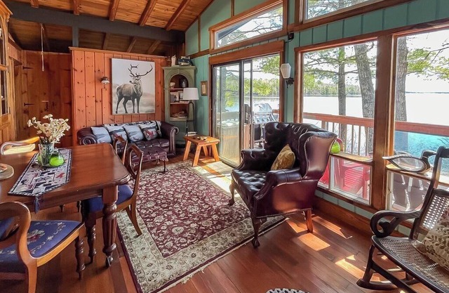 Sandy beaches, big trees, lovely 3BR lodge - private. 10 km to Mahone Bay area