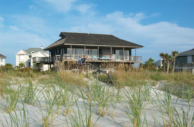 Sandy Paws Cozy Beach House and direct ocean front on Figure Eight Island
