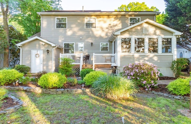 Sandy Pines Retreat - 3 Bedrooms, 2 Bathrooms, Sleeps 10-Non Group Rental