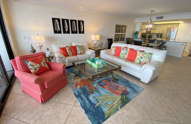 Sanibel Harbour Resort Bay View Tower 535: Beachfront vacation retreat with stunning sunset views.