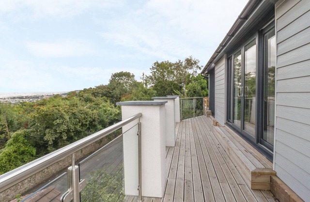 SANNANS LODGE, family friendly, with open fire in Penrhyn Bay