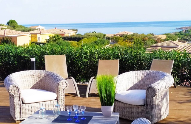 Sant'Ambroggio: Luxury sea view apartment, private residence with swimming pool, 6 pers.