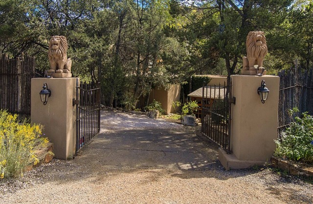 Santa Fe Dream, Across the street from 10,000 Waves!!! King Bedroom