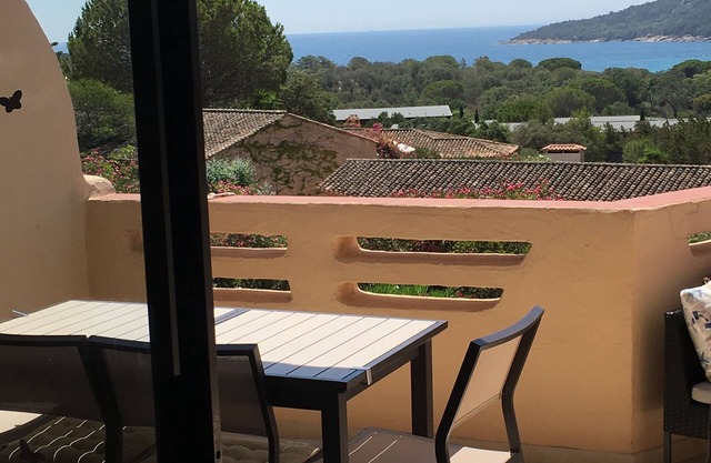 Santa Julia Palace F2 tres belle vue mer