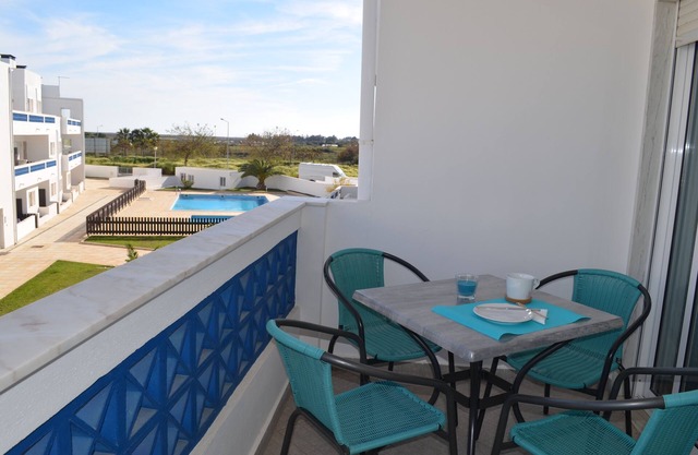 SANTA LUZIA APARTMENT- 2 bedroom apartment, 2 Wcs, pool and close to the beach