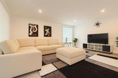 Santa Monica Beach Retreat with Hot Tub, Billiards & Grill