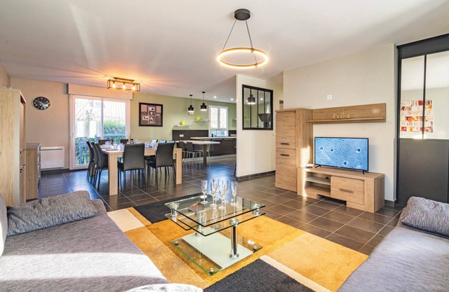 Santa Monica, detached house, 6 bedrooms, private parking.